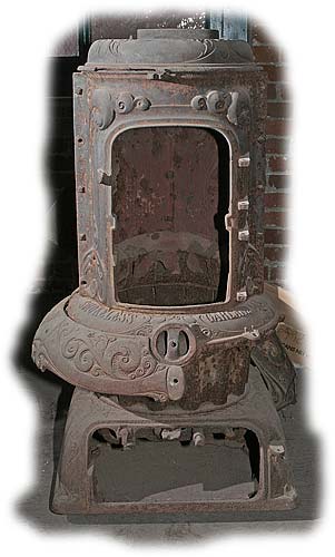 1-5a: Oak Parlor Stove, Garland and Jewel